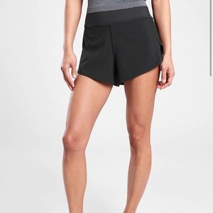 Athleta Run With It 3.5 Shorts - BLACK